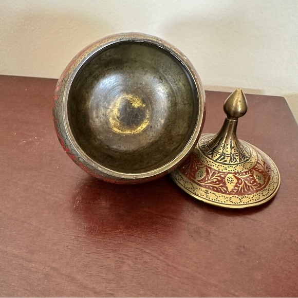Antique brass enamel jar. Indian cloisonné in green and red, with lid. Bollywood - Picture 4 of 6